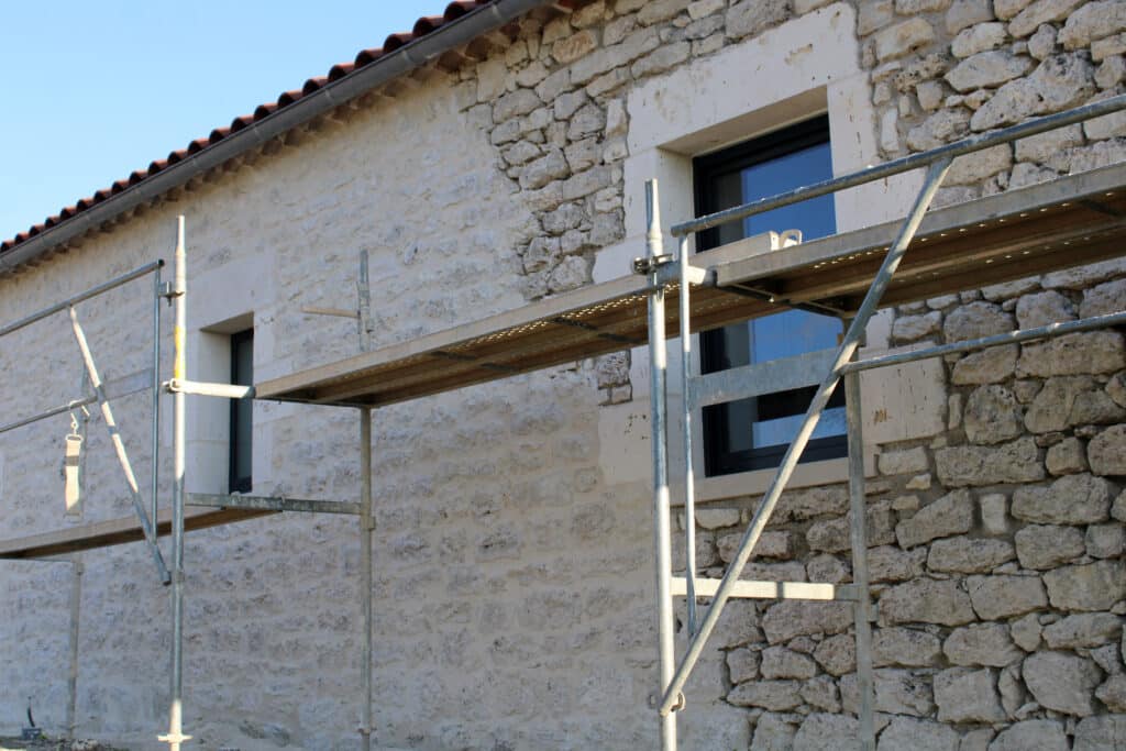 Chantier rénovation joints en pierre, avant et après